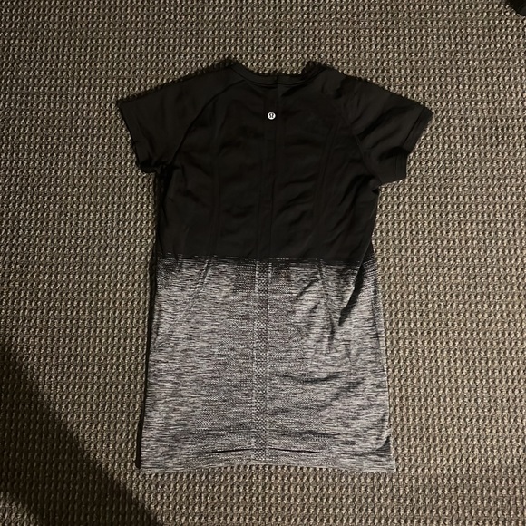 Lululemon gradient run swiftly short sleeve. - Picture 2 of 3